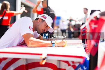 2024-06-29 - DENNIS Jake (gbr), Andretti Global, Porsche 99X Electric, portrait autograph session, session autographe during the 2024 Portland ePrix, 9th meeting of the 2023-24 ABB FIA Formula E World Championship, on the Portland International Raceway from June 28 to 30, 2024 in Portland, United States of America - 2024 FORMULA E PORTLAND EPRIX - FORMULA E - MOTORS