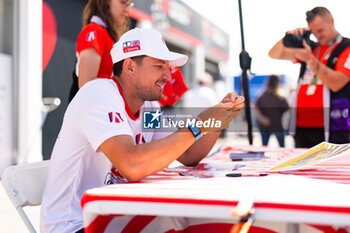 2024-06-29 - DENNIS Jake (gbr), Andretti Global, Porsche 99X Electric, portrait autograph session, session autographe during the 2024 Portland ePrix, 9th meeting of the 2023-24 ABB FIA Formula E World Championship, on the Portland International Raceway from June 28 to 30, 2024 in Portland, United States of America - 2024 FORMULA E PORTLAND EPRIX - FORMULA E - MOTORS