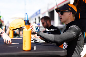 2024-06-29 - HUGHES Jake (gbr), NEOM McLaren Formula E Team, Nissan e-4ORCE 04, portrait autograph session, session autographe during the 2024 Portland ePrix, 9th meeting of the 2023-24 ABB FIA Formula E World Championship, on the Portland International Raceway from June 28 to 30, 2024 in Portland, United States of America - 2024 FORMULA E PORTLAND EPRIX - FORMULA E - MOTORS