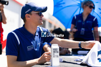 2024-06-29 - GUNTHER Maximilian (ger), Maserati MSG Racing, Maserati Tipo Folgore, portrait autograph session, session autographe during the 2024 Portland ePrix, 9th meeting of the 2023-24 ABB FIA Formula E World Championship, on the Portland International Raceway from June 28 to 30, 2024 in Portland, United States of America - 2024 FORMULA E PORTLAND EPRIX - FORMULA E - MOTORS