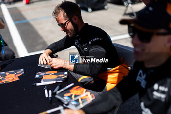 2024-06-29 - BIRD Sam (gbr), NEOM McLaren Formula E Team, Nissan e-4ORCE 04, portrait autograph session, session autographe during the 2024 Portland ePrix, 9th meeting of the 2023-24 ABB FIA Formula E World Championship, on the Portland International Raceway from June 28 to 30, 2024 in Portland, United States of America - 2024 FORMULA E PORTLAND EPRIX - FORMULA E - MOTORS