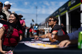 2024-06-29 - DE VRIES Nyck (nld), Mahindra Racing, Mahindra M9Electro, portrait autograph session, session autographe during the 2024 Portland ePrix, 9th meeting of the 2023-24 ABB FIA Formula E World Championship, on the Portland International Raceway from June 28 to 30, 2024 in Portland, United States of America - 2024 FORMULA E PORTLAND EPRIX - FORMULA E - MOTORS