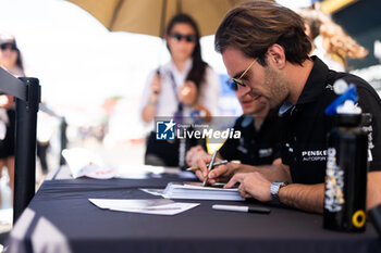 2024-06-29 - VERGNE Jean-Eric (fra), DS Penske, DS E-Tense FE23, portrait autograph session, session autographe during the 2024 Portland ePrix, 9th meeting of the 2023-24 ABB FIA Formula E World Championship, on the Portland International Raceway from June 28 to 30, 2024 in Portland, United States of America - 2024 FORMULA E PORTLAND EPRIX - FORMULA E - MOTORS