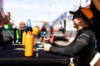 2024-06-29 - HUGHES Jake (gbr), NEOM McLaren Formula E Team, Nissan e-4ORCE 04, portrait autograph session, session autographe during the 2024 Portland ePrix, 9th meeting of the 2023-24 ABB FIA Formula E World Championship, on the Portland International Raceway from June 28 to 30, 2024 in Portland, United States of America - 2024 FORMULA E PORTLAND EPRIX - FORMULA E - MOTORS