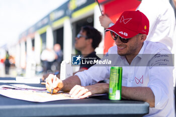 2024-06-29 - MORTARA Edoardo (swi), Mahindra Racing, Mahindra M9Electro, portrait autograph session, session autographe during the 2024 Portland ePrix, 9th meeting of the 2023-24 ABB FIA Formula E World Championship, on the Portland International Raceway from June 28 to 30, 2024 in Portland, United States of America - 2024 FORMULA E PORTLAND EPRIX - FORMULA E - MOTORS