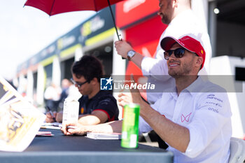 2024-06-29 - MORTARA Edoardo (swi), Mahindra Racing, Mahindra M9Electro, portrait autograph session, session autographe during the 2024 Portland ePrix, 9th meeting of the 2023-24 ABB FIA Formula E World Championship, on the Portland International Raceway from June 28 to 30, 2024 in Portland, United States of America - 2024 FORMULA E PORTLAND EPRIX - FORMULA E - MOTORS