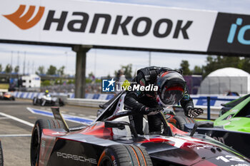 2024-06-29 - DA COSTA Antonio Felix (prt), TAG HEUER Porsche Formula E Team, Porsche 99X Electric, celebrating his win during the 2024 Portland ePrix, 9th meeting of the 2023-24 ABB FIA Formula E World Championship, on the Portland International Raceway from June 28 to 30, 2024 in Portland, United States of America - 2024 FORMULA E PORTLAND EPRIX - FORMULA E - MOTORS