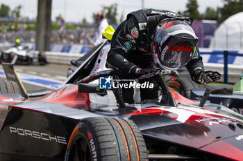 2024-06-29 - DA COSTA Antonio Felix (prt), TAG HEUER Porsche Formula E Team, Porsche 99X Electric, celebrating his win during the 2024 Portland ePrix, 9th meeting of the 2023-24 ABB FIA Formula E World Championship, on the Portland International Raceway from June 28 to 30, 2024 in Portland, United States of America - 2024 FORMULA E PORTLAND EPRIX - FORMULA E - MOTORS