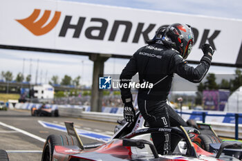 2024-06-29 - DA COSTA Antonio Felix (prt), TAG HEUER Porsche Formula E Team, Porsche 99X Electric, celebrating his win during the 2024 Portland ePrix, 9th meeting of the 2023-24 ABB FIA Formula E World Championship, on the Portland International Raceway from June 28 to 30, 2024 in Portland, United States of America - 2024 FORMULA E PORTLAND EPRIX - FORMULA E - MOTORS