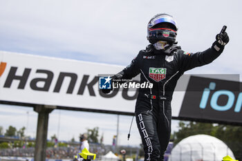 2024-06-29 - DA COSTA Antonio Felix (prt), TAG HEUER Porsche Formula E Team, Porsche 99X Electric, celebrating his win during the 2024 Portland ePrix, 9th meeting of the 2023-24 ABB FIA Formula E World Championship, on the Portland International Raceway from June 28 to 30, 2024 in Portland, United States of America - 2024 FORMULA E PORTLAND EPRIX - FORMULA E - MOTORS