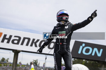 2024-06-29 - DA COSTA Antonio Felix (prt), TAG HEUER Porsche Formula E Team, Porsche 99X Electric, celebrating his win during the 2024 Portland ePrix, 9th meeting of the 2023-24 ABB FIA Formula E World Championship, on the Portland International Raceway from June 28 to 30, 2024 in Portland, United States of America - 2024 FORMULA E PORTLAND EPRIX - FORMULA E - MOTORS