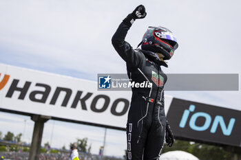 2024-06-29 - DA COSTA Antonio Felix (prt), TAG HEUER Porsche Formula E Team, Porsche 99X Electric, celebrating his win during the 2024 Portland ePrix, 9th meeting of the 2023-24 ABB FIA Formula E World Championship, on the Portland International Raceway from June 28 to 30, 2024 in Portland, United States of America - 2024 FORMULA E PORTLAND EPRIX - FORMULA E - MOTORS