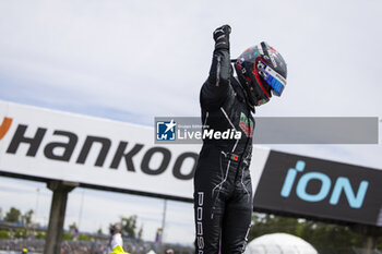 2024-06-29 - DA COSTA Antonio Felix (prt), TAG HEUER Porsche Formula E Team, Porsche 99X Electric, celebrating his win during the 2024 Portland ePrix, 9th meeting of the 2023-24 ABB FIA Formula E World Championship, on the Portland International Raceway from June 28 to 30, 2024 in Portland, United States of America - 2024 FORMULA E PORTLAND EPRIX - FORMULA E - MOTORS