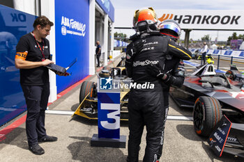 2024-06-29 - DA COSTA Antonio Felix (prt), TAG HEUER Porsche Formula E Team, Porsche 99X Electric, celebrating his win with VERGNE Jean-Eric (fra), DS Penske, DS E-Tense FE23, portrait during the 2024 Portland ePrix, 9th meeting of the 2023-24 ABB FIA Formula E World Championship, on the Portland International Raceway from June 28 to 30, 2024 in Portland, United States of America - 2024 FORMULA E PORTLAND EPRIX - FORMULA E - MOTORS