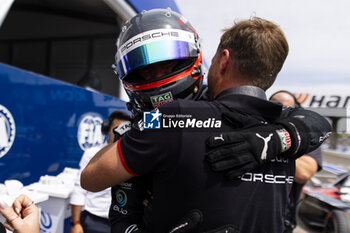 2024-06-29 - DA COSTA Antonio Felix (prt), TAG HEUER Porsche Formula E Team, Porsche 99X Electric, celebrating his win during the 2024 Portland ePrix, 9th meeting of the 2023-24 ABB FIA Formula E World Championship, on the Portland International Raceway from June 28 to 30, 2024 in Portland, United States of America - 2024 FORMULA E PORTLAND EPRIX - FORMULA E - MOTORS