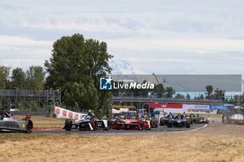 2024-06-29 - 37 CASSIDY Nick (nzl), Jaguar TCS Racing, Jaguar I-Type 6, action 22 COLLET Caio (bra), Nissan Formula E Team, Nissan e-4ORCE 04, action during the 2024 Portland ePrix, 9th meeting of the 2023-24 ABB FIA Formula E World Championship, on the Portland International Raceway from June 28 to 30, 2024 in Portland, United States of America - 2024 FORMULA E PORTLAND EPRIX - FORMULA E - MOTORS