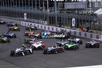 2024-06-29 - 37 CASSIDY Nick (nzl), Jaguar TCS Racing, Jaguar I-Type 6, 13 DA COSTA Antonio Felix (prt), TAG HEUER Porsche Formula E Team, Porsche 99X Electric, action during the 2024 Portland ePrix, 9th meeting of the 2023-24 ABB FIA Formula E World Championship, on the Portland International Raceway from June 28 to 30, 2024 in Portland, United States of America - 2024 FORMULA E PORTLAND EPRIX - FORMULA E - MOTORS