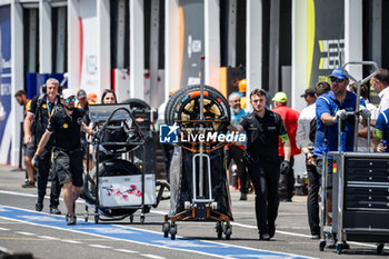 2024-06-29 - hankook, tyre, tire, mecaniciens, mechanics, DS Penske Formula E Team, Spark-DS, DS E-Tense FE23, during the 2024 Portland ePrix, 9th meeting of the 2023-24 ABB FIA Formula E World Championship, on the Portland International Raceway from June 28 to 30, 2024 in Portland, United States of America - 2024 FORMULA E PORTLAND EPRIX - FORMULA E - MOTORS