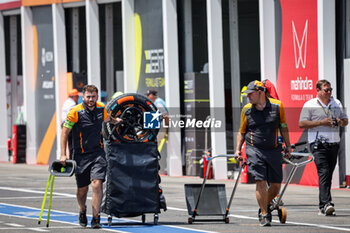 2024-06-29 - hankook, tyre, tire, mecaniciens, mechanics, NEOM McLaren Formula E Team, during the 2024 Portland ePrix, 9th meeting of the 2023-24 ABB FIA Formula E World Championship, on the Portland International Raceway from June 28 to 30, 2024 in Portland, United States of America - 2024 FORMULA E PORTLAND EPRIX - FORMULA E - MOTORS