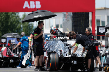 2024-06-29 - WEHRLEIN Pascal (ger), TAG HEUER Porsche Formula E Team, Porsche 99X Electric, portrait, grille de depart, starting grid, during the 2024 Portland ePrix, 9th meeting of the 2023-24 ABB FIA Formula E World Championship, on the Portland International Raceway from June 28 to 30, 2024 in Portland, United States of America - 2024 FORMULA E PORTLAND EPRIX - FORMULA E - MOTORS