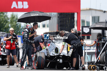 2024-06-29 - WEHRLEIN Pascal (ger), TAG HEUER Porsche Formula E Team, Porsche 99X Electric, portrait, grille de depart, starting grid, during the 2024 Portland ePrix, 9th meeting of the 2023-24 ABB FIA Formula E World Championship, on the Portland International Raceway from June 28 to 30, 2024 in Portland, United States of America - 2024 FORMULA E PORTLAND EPRIX - FORMULA E - MOTORS