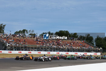 2024-06-29 - depart, start, 09 EVANS Mitch (nzl), Jaguar TCS Racing, Jaguar I-Type 6, action, 05 HUGHES Jake (gbr), NEOM McLaren Formula E Team, Nissan e-4ORCE 04, action, during the 2024 Portland ePrix, 9th meeting of the 2023-24 ABB FIA Formula E World Championship, on the Portland International Raceway from June 28 to 30, 2024 in Portland, United States of America - 2024 FORMULA E PORTLAND EPRIX - FORMULA E - MOTORS