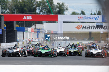 2024-06-29 - 09 EVANS Mitch (nzl), Jaguar TCS Racing, Jaguar I-Type 6, action, 04 FRIJNS Robin (nld), Envision Racing, Jaguar I-Type 6, action, during the 2024 Portland ePrix, 9th meeting of the 2023-24 ABB FIA Formula E World Championship, on the Portland International Raceway from June 28 to 30, 2024 in Portland, United States of America - 2024 FORMULA E PORTLAND EPRIX - FORMULA E - MOTORS