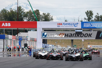 2024-06-29 - 13 DA COSTA Antonio Felix (prt), TAG HEUER Porsche Formula E Team, Porsche 99X Electric, action, 09 EVANS Mitch (nzl), Jaguar TCS Racing, Jaguar I-Type 6, action, 04 FRIJNS Robin (nld), Envision Racing, Jaguar I-Type 6, action, during the 2024 Portland ePrix, 9th meeting of the 2023-24 ABB FIA Formula E World Championship, on the Portland International Raceway from June 28 to 30, 2024 in Portland, United States of America - 2024 FORMULA E PORTLAND EPRIX - FORMULA E - MOTORS