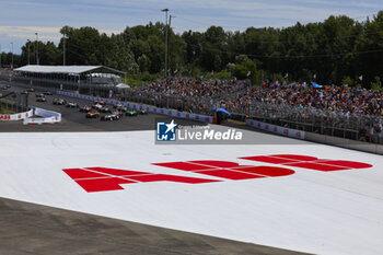 2024-06-29 - 09 EVANS Mitch (nzl), Jaguar TCS Racing, Jaguar I-Type 6, action 25 VERGNE Jean-Eric (fra), DS Penske, DS E-Tense FE23, action START Race 1 during the 2024 Portland ePrix, 9th meeting of the 2023-24 ABB FIA Formula E World Championship, on the Portland International Raceway from June 28 to 30, 2024 in Portland, United States of America - 2024 FORMULA E PORTLAND EPRIX - FORMULA E - MOTORS