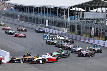 2024-06-29 - 01 DENNIS Jake (gbr), Andretti Global, Porsche 99X Electric, action during the 2024 Portland ePrix, 9th meeting of the 2023-24 ABB FIA Formula E World Championship, on the Portland International Raceway from June 28 to 30, 2024 in Portland, United States of America - 2024 FORMULA E PORTLAND EPRIX - FORMULA E - MOTORS