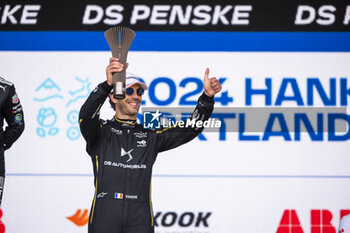 2024-06-30 - VERGNE Jean-Eric (fra), DS Penske, DS E-Tense FE23, portrait celebrating his podium during the 2024 Portland ePrix, 9th meeting of the 2023-24 ABB FIA Formula E World Championship, on the Portland International Raceway from June 28 to 30, 2024 in Portland, United States of America - 2024 FORMULA E PORTLAND EPRIX - FORMULA E - MOTORS