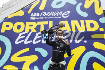 2024-06-30 - VERGNE Jean-Eric (fra), DS Penske, DS E-Tense FE23, portrait celebrating his pole position during the 2024 Portland ePrix, 9th meeting of the 2023-24 ABB FIA Formula E World Championship, on the Portland International Raceway from June 28 to 30, 2024 in Portland, United States of America - 2024 FORMULA E PORTLAND EPRIX - FORMULA E - MOTORS