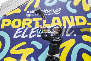 2024-06-30 - VERGNE Jean-Eric (fra), DS Penske, DS E-Tense FE23, portrait celebrating his pole position during the 2024 Portland ePrix, 9th meeting of the 2023-24 ABB FIA Formula E World Championship, on the Portland International Raceway from June 28 to 30, 2024 in Portland, United States of America - 2024 FORMULA E PORTLAND EPRIX - FORMULA E - MOTORS