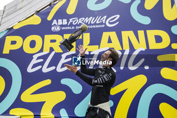 2024-06-30 - VERGNE Jean-Eric (fra), DS Penske, DS E-Tense FE23, portrait celebrating his pole position during the 2024 Portland ePrix, 9th meeting of the 2023-24 ABB FIA Formula E World Championship, on the Portland International Raceway from June 28 to 30, 2024 in Portland, United States of America - 2024 FORMULA E PORTLAND EPRIX - FORMULA E - MOTORS