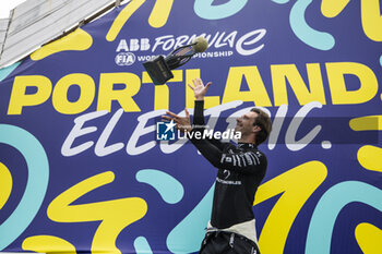 2024-06-30 - VERGNE Jean-Eric (fra), DS Penske, DS E-Tense FE23, portrait celebrating his pole position during the 2024 Portland ePrix, 9th meeting of the 2023-24 ABB FIA Formula E World Championship, on the Portland International Raceway from June 28 to 30, 2024 in Portland, United States of America - 2024 FORMULA E PORTLAND EPRIX - FORMULA E - MOTORS