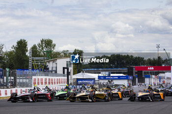 2024-06-30 - Start of the race, 25 VERGNE Jean-Eric (fra), DS Penske, DS E-Tense FE23, 08 BIRD Sam (gbr), NEOM McLaren Formula E Team, Nissan e-4ORCE 04, 13 DA COSTA Antonio Felix (prt), TAG HEUER Porsche Formula E Team, Porsche 99X Electric, action during the 2024 Portland ePrix, 9th meeting of the 2023-24 ABB FIA Formula E World Championship, on the Portland International Raceway from June 28 to 30, 2024 in Portland, United States of America - 2024 FORMULA E PORTLAND EPRIX - FORMULA E - MOTORS