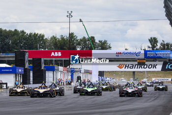 2024-06-30 - 08 BIRD Sam (gbr), NEOM McLaren Formula E Team, Nissan e-4ORCE 04, 13 DA COSTA Antonio Felix (prt), TAG HEUER Porsche Formula E Team, Porsche 99X Electric, action during the 2024 Portland ePrix, 9th meeting of the 2023-24 ABB FIA Formula E World Championship, on the Portland International Raceway from June 28 to 30, 2024 in Portland, United States of America - 2024 FORMULA E PORTLAND EPRIX - FORMULA E - MOTORS