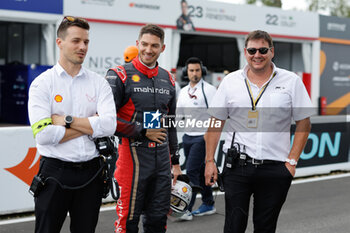 2024-06-30 - grille de depart, starting grid ,MORTARA Edoardo (swi), Mahindra Racing, Mahindra M9Electro, portrait, ESPINOS Fred, Team ABT - CUPRA Racing Sporting Director, portrait, during the 2024 Portland ePrix, 9th meeting of the 2023-24 ABB FIA Formula E World Championship, on the Portland International Raceway from June 28 to 30, 2024 in Portland, United States of America - 2024 FORMULA E PORTLAND EPRIX - FORMULA E - MOTORS