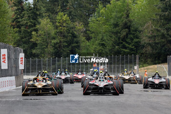 2024-06-30 - 25 VERGNE Jean-Eric (fra), DS Penske, DS E-Tense FE23, action, 13 DA COSTA Antonio Felix (prt), TAG HEUER Porsche Formula E Team, Porsche 99X Electric, action, depart, start during the 2024 Portland ePrix, 9th meeting of the 2023-24 ABB FIA Formula E World Championship, on the Portland International Raceway from June 28 to 30, 2024 in Portland, United States of America - 2024 FORMULA E PORTLAND EPRIX - FORMULA E - MOTORS