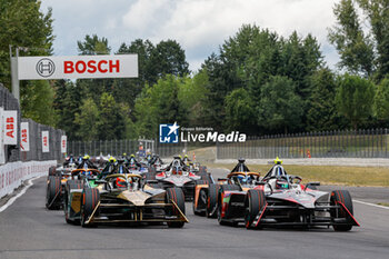 2024-06-30 - 25 VERGNE Jean-Eric (fra), DS Penske, DS E-Tense FE23, action, 13 DA COSTA Antonio Felix (prt), TAG HEUER Porsche Formula E Team, Porsche 99X Electric, action, depart, start during the 2024 Portland ePrix, 9th meeting of the 2023-24 ABB FIA Formula E World Championship, on the Portland International Raceway from June 28 to 30, 2024 in Portland, United States of America - 2024 FORMULA E PORTLAND EPRIX - FORMULA E - MOTORS