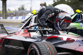 2024-06-30 - DA COSTA Antonio Felix (prt), TAG HEUER Porsche Formula E Team, Porsche 99X Electric, celebrating his win during the 2024 Portland ePrix, 9th meeting of the 2023-24 ABB FIA Formula E World Championship, on the Portland International Raceway from June 28 to 30, 2024 in Portland, United States of America - 2024 FORMULA E PORTLAND EPRIX - FORMULA E - MOTORS