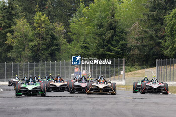 2024-06-30 - 04 FRIJNS Robin (nld), Envision Racing, Jaguar I-Type 6, action, 25 VERGNE Jean-Eric (fra), DS Penske, DS E-Tense FE23, action, 13 DA COSTA Antonio Felix (prt), TAG HEUER Porsche Formula E Team, Porsche 99X Electric, action, during the 2024 Portland ePrix, 9th meeting of the 2023-24 ABB FIA Formula E World Championship, on the Portland International Raceway from June 28 to 30, 2024 in Portland, United States of America - 2024 FORMULA E PORTLAND EPRIX - FORMULA E - MOTORS