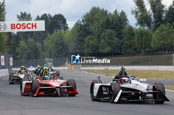 2024-06-30 - 09 EVANS Mitch (nzl), Jaguar TCS Racing, Jaguar I-Type 6, action, 22 COLLET Caio (bra), Nissan Formula E Team, Nissan e-4ORCE 04, action, during the 2024 Portland ePrix, 9th meeting of the 2023-24 ABB FIA Formula E World Championship, on the Portland International Raceway from June 28 to 30, 2024 in Portland, United States of America - 2024 FORMULA E PORTLAND EPRIX - FORMULA E - MOTORS