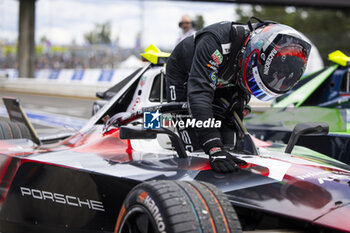 2024-06-30 - DA COSTA Antonio Felix (prt), TAG HEUER Porsche Formula E Team, Porsche 99X Electric, celebrating his win during the 2024 Portland ePrix, 9th meeting of the 2023-24 ABB FIA Formula E World Championship, on the Portland International Raceway from June 28 to 30, 2024 in Portland, United States of America - 2024 FORMULA E PORTLAND EPRIX - FORMULA E - MOTORS