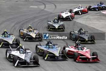 2024-06-30 - 37 CASSIDY Nick (nzl), Jaguar TCS Racing, Jaguar I-Type 6, action 51 MULLER Nico (swi), ABT CUPRA Formula E Team, Mahindra M9Electro, action 23 FENESTRAZ Sacha (fra), Nissan Formula E Team, Nissan e-4ORCE 04, action during the 2024 Portland ePrix, 9th meeting of the 2023-24 ABB FIA Formula E World Championship, on the Portland International Raceway from June 28 to 30, 2024 in Portland, United States of America - 2024 FORMULA E PORTLAND EPRIX - FORMULA E - MOTORS