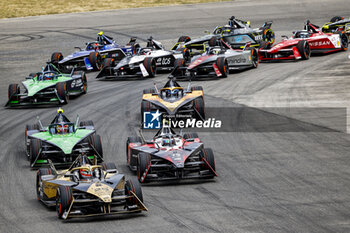 2024-06-30 - 25 VERGNE Jean-Eric (fra), DS Penske, DS E-Tense FE23, action 13 DA COSTA Antonio Felix (prt), TAG HEUER Porsche Formula E Team, Porsche 99X Electric, action during the 2024 Portland ePrix, 9th meeting of the 2023-24 ABB FIA Formula E World Championship, on the Portland International Raceway from June 28 to 30, 2024 in Portland, United States of America - 2024 FORMULA E PORTLAND EPRIX - FORMULA E - MOTORS