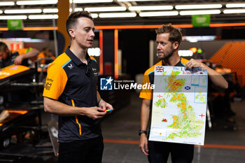 2024-07-18 - HUGHES Jake (gbr), NEOM McLaren Formula E Team, Nissan e-4ORCE 04, portrait during the 2024 Hankook London ePrix, 10th meeting of the 2023-24 ABB FIA Formula E World Championship, on the ExCeL London from June 18 to 21, 2024 in London, United Kingdom - 2024 FORMULA E LONDON EPRIX - FORMULA E - MOTORS