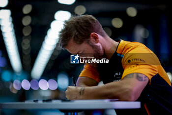 2024-07-18 - BIRD Sam (gbr), NEOM McLaren Formula E Team, Nissan e-4ORCE 04, portrait during the 2024 Hankook London ePrix, 10th meeting of the 2023-24 ABB FIA Formula E World Championship, on the ExCeL London from June 18 to 21, 2024 in London, United Kingdom - 2024 FORMULA E LONDON EPRIX - FORMULA E - MOTORS