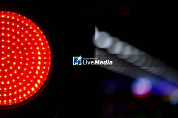 2024-07-18 - Track detail red light during the 2024 Hankook London ePrix, 10th meeting of the 2023-24 ABB FIA Formula E World Championship, on the ExCeL London from June 18 to 21, 2024 in London, United Kingdom - 2024 FORMULA E LONDON EPRIX - FORMULA E - MOTORS