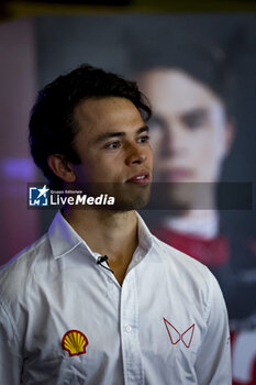 2024-07-18 - DE VRIES Nyck (nld), Mahindra Racing, Mahindra M9Electro, portrait during the 2024 Hankook London ePrix, 10th meeting of the 2023-24 ABB FIA Formula E World Championship, on the ExCeL London from June 18 to 21, 2024 in London, United Kingdom - 2024 FORMULA E LONDON EPRIX - FORMULA E - MOTORS